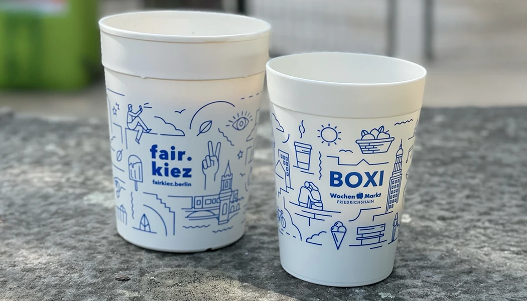 Zwei Tassen mit der Aufschrift „fair. kiez“ und „BOXI“
